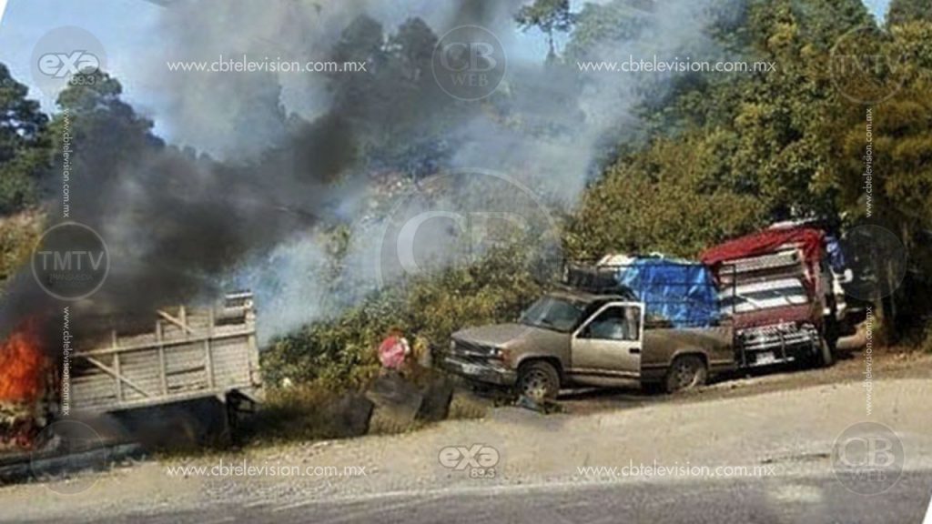 Comuneros aseguran camionetas de “talamontes”; queman una