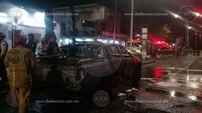 En pleno centro de Aguascalientes se incendia camioneta