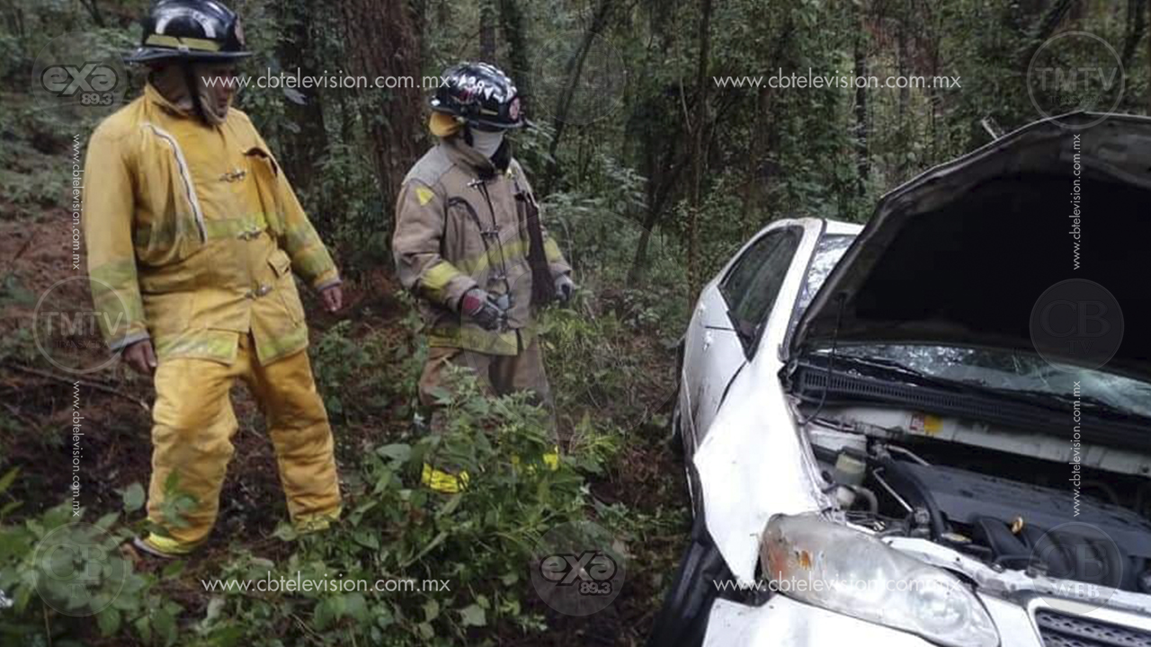 Automóvil se sale de la cinta asfáltica y en volcadura deja un herido