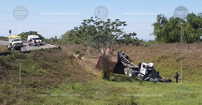 Joven conductor de trailer vuelca en la autopista Siglo XXI