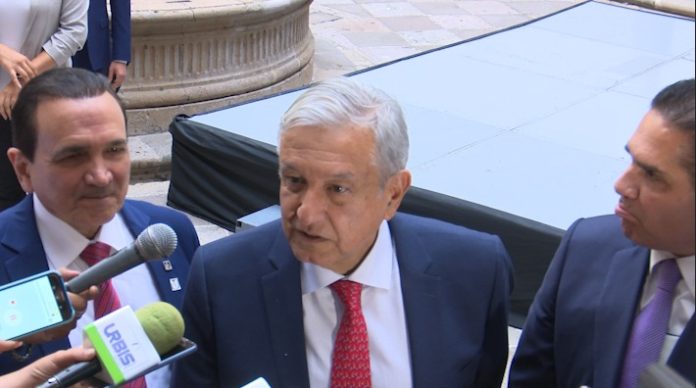 En pie, federalización de Educación Básica en Michoacán: AMLO