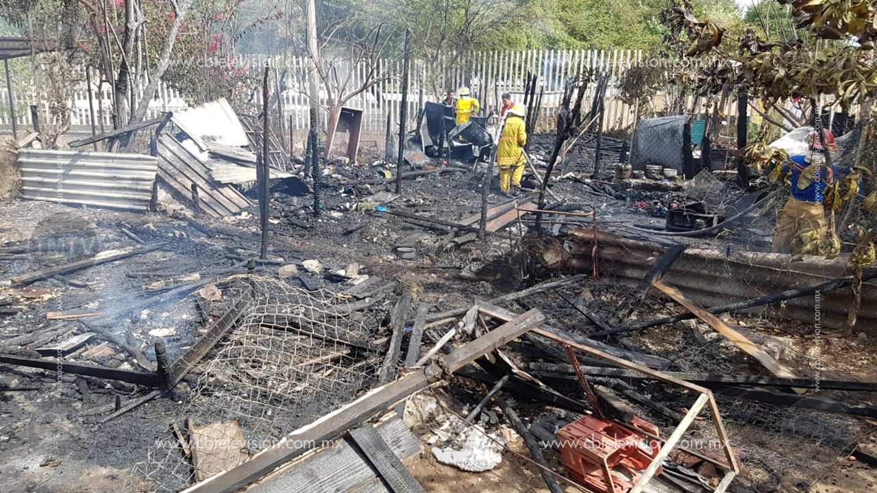 Hombre drogado provoca incendio en tres humildes viviendas de Lázaro Cárdenas
