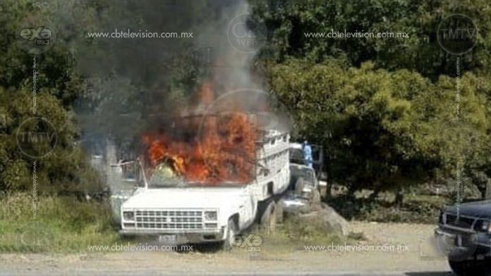 Comuneros aseguran camionetas de “talamontes”; queman una