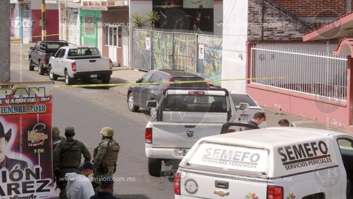 Asesinan a balazos a dos que viajaban a bordo de una camioneta en Uruapan