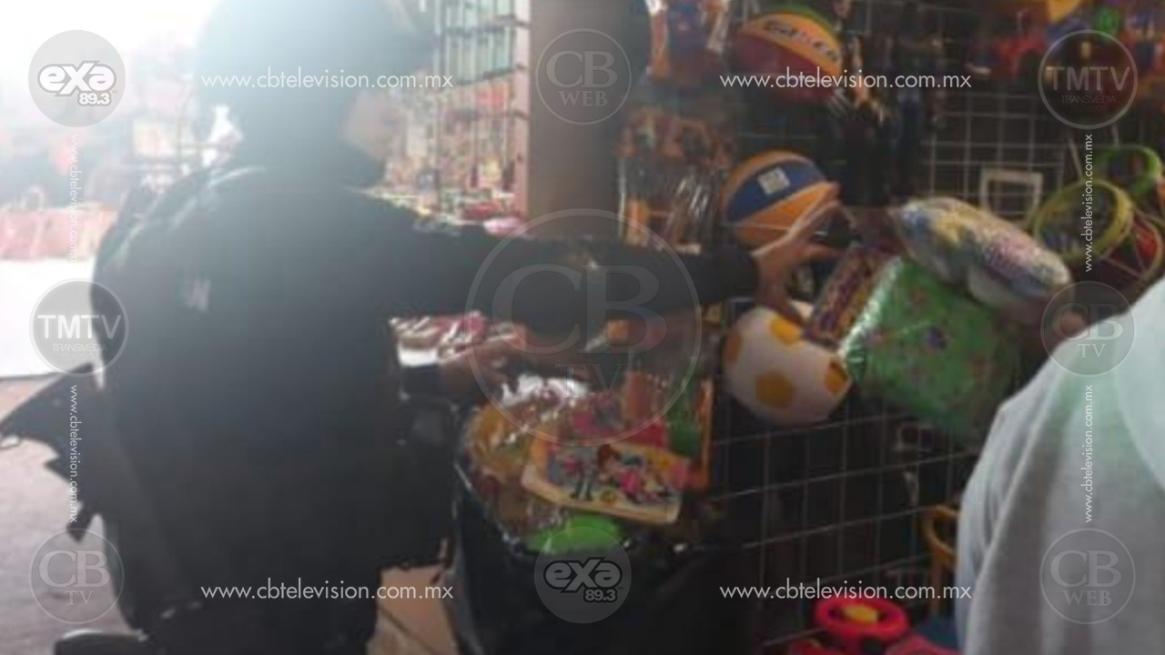 Policías reparten juguetes a niños de comunidades alejadas