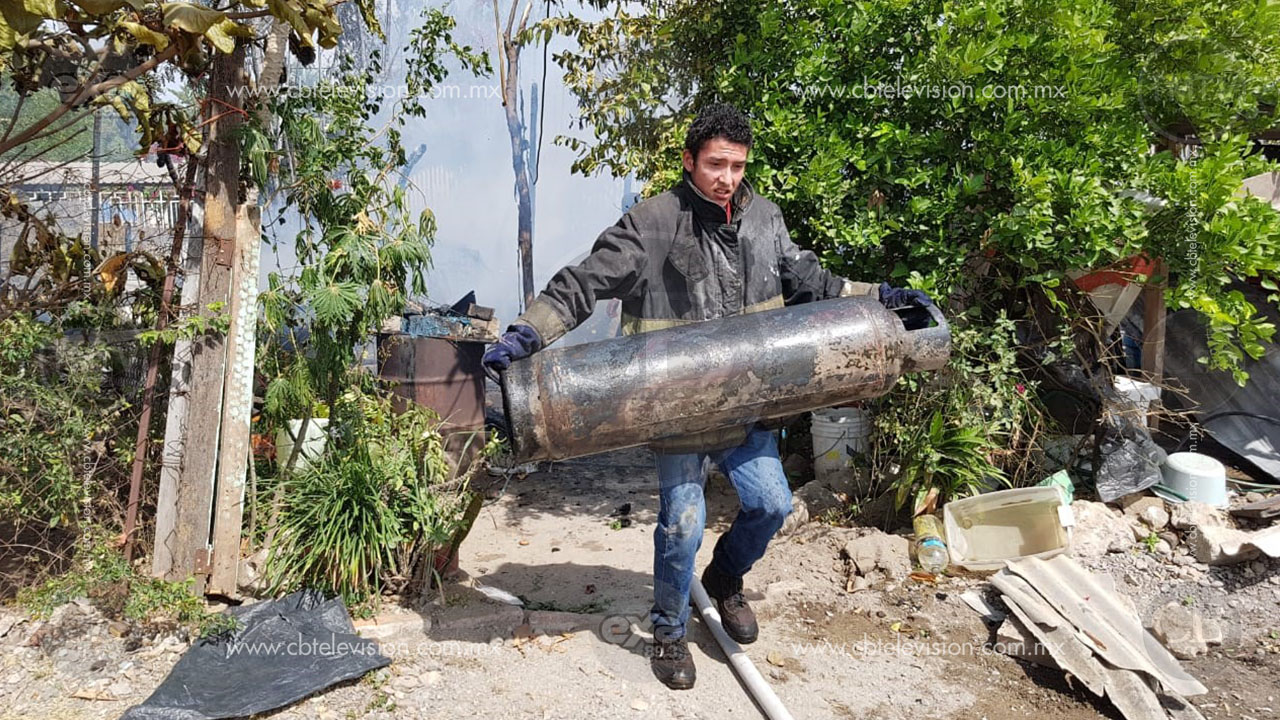 Hombre drogado provoca incendio en tres humildes viviendas de Lázaro Cárdenas