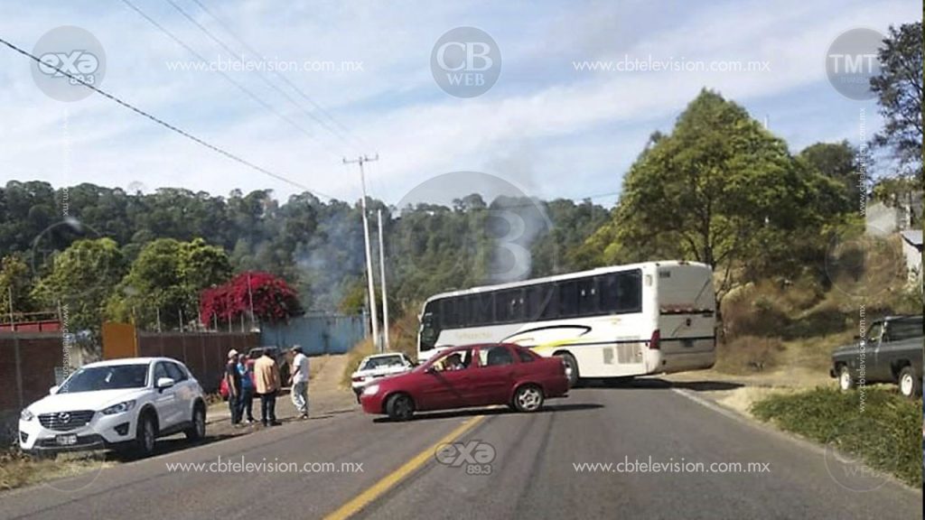 Comuneros aseguran camionetas de “talamontes”; queman una