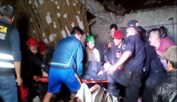 Boda termina en desgracia, caída del techo deja 15 muertos