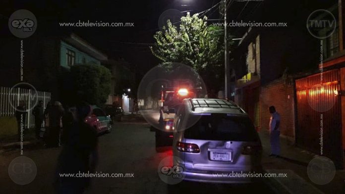 Motociclista se estrella contra árbol en Prados Verdes