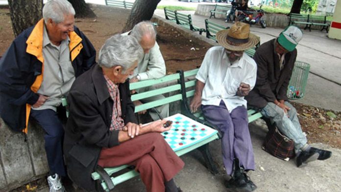 Abuelitos se agarran a navajazos por juego de dominó
