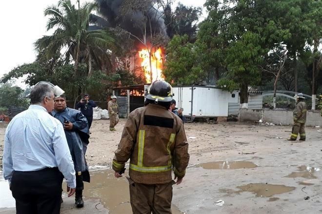 Se incendia almacén de huachicol en Tabasco