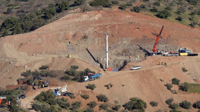 A más de una semana se sigue complicando rescate de niño que cayó a pozo