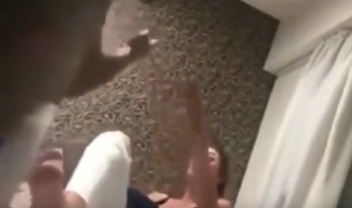 VIDEO (+18): Hombre golpea brutalmente a su novia por olvidar un regalo en un bar