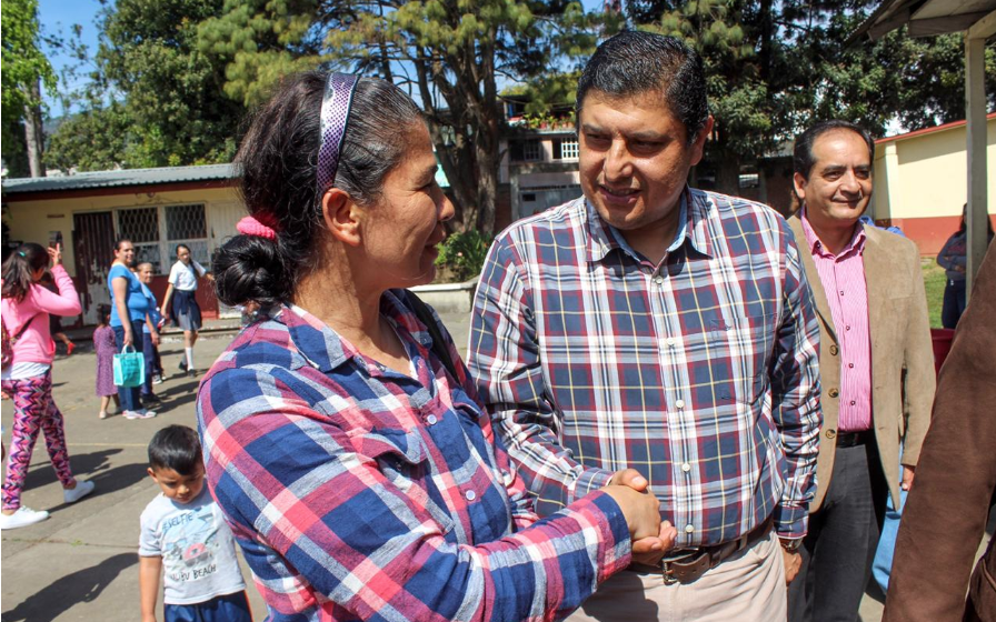 Ignacio Campos Equihua se reúne con padre de familia de una primaria