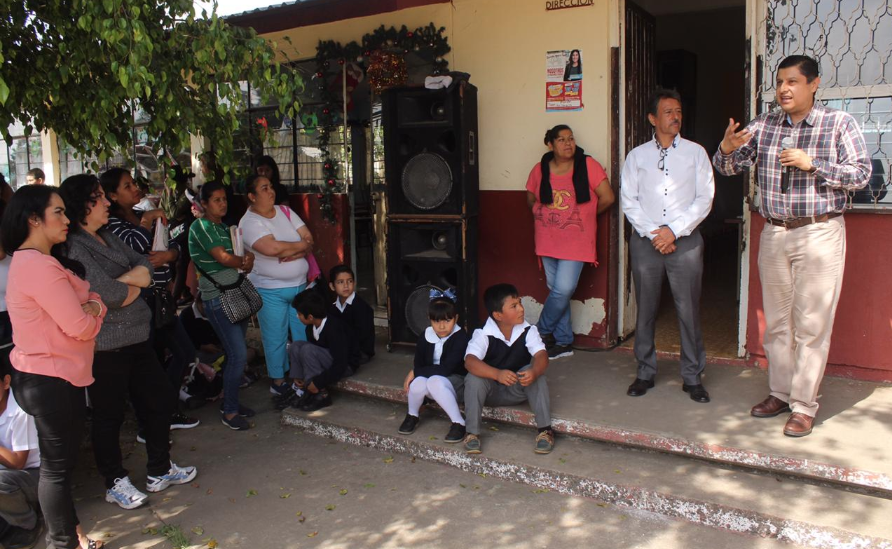 Ignacio Campos Equihua se reúne con padre de familia de una primaria