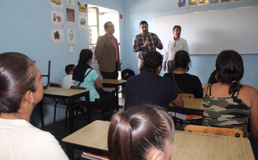 Ignacio Campos Equihua se reúne con padre de familia de una primaria