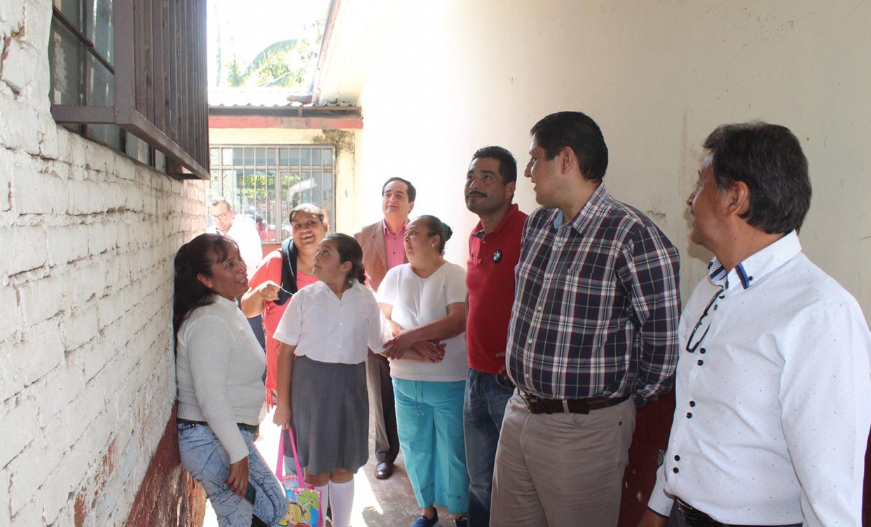 Ignacio Campos Equihua se reúne con padre de familia de una primaria