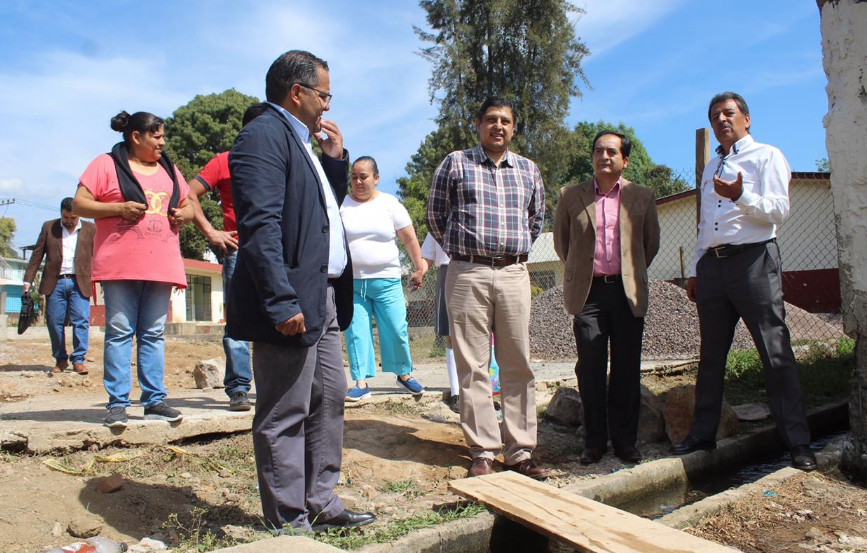 Ignacio Campos Equihua se reúne con padre de familia de una primaria