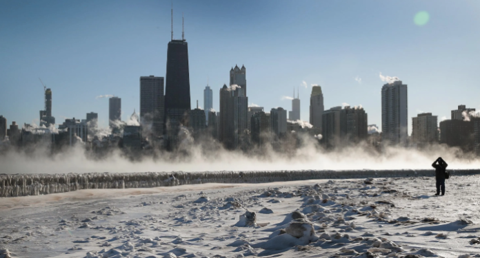Hombre paga 70 habitaciones de hotel a personas sin hogar tras frío extremo en Chicago