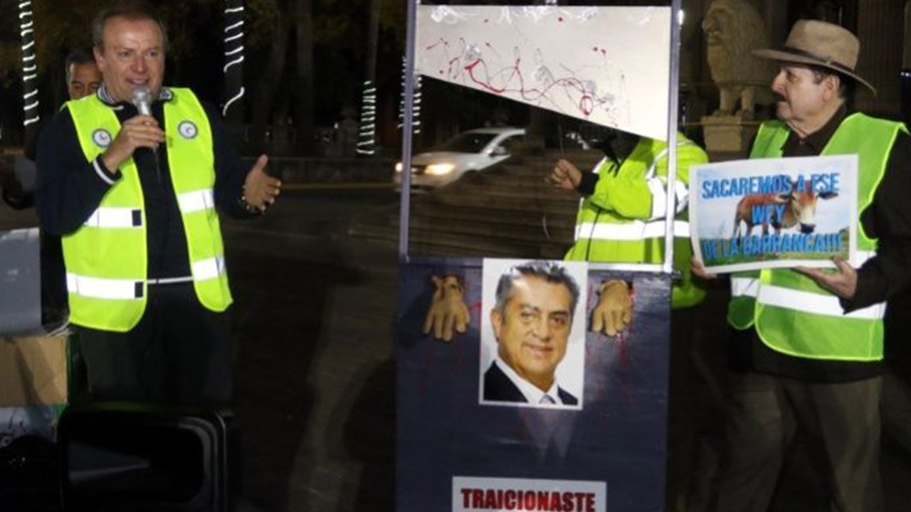 Con una guillotina para cortar manos se manifiestan en Monterrey contra “El Bronco” Con una guillotina para cortar manos se manifiestan en Monterrey contra “El Bronco”