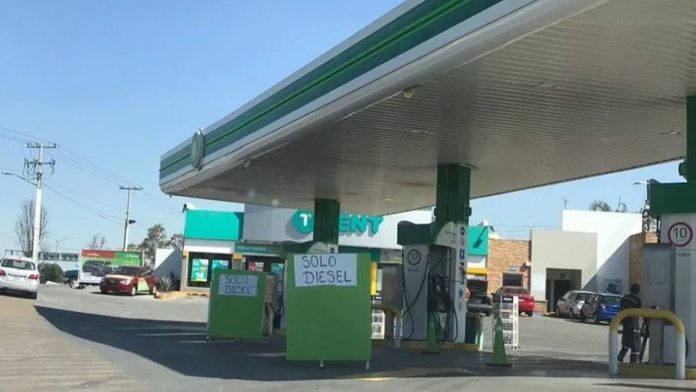 Debido al desabasto de gasolina, estudiantes de Jalisco no asisten a clases