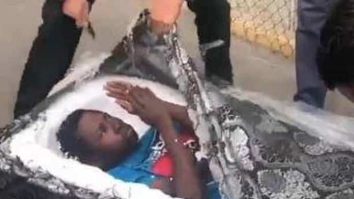 Video: Descubren a dos inmigrantes ocultos dentro de colchones