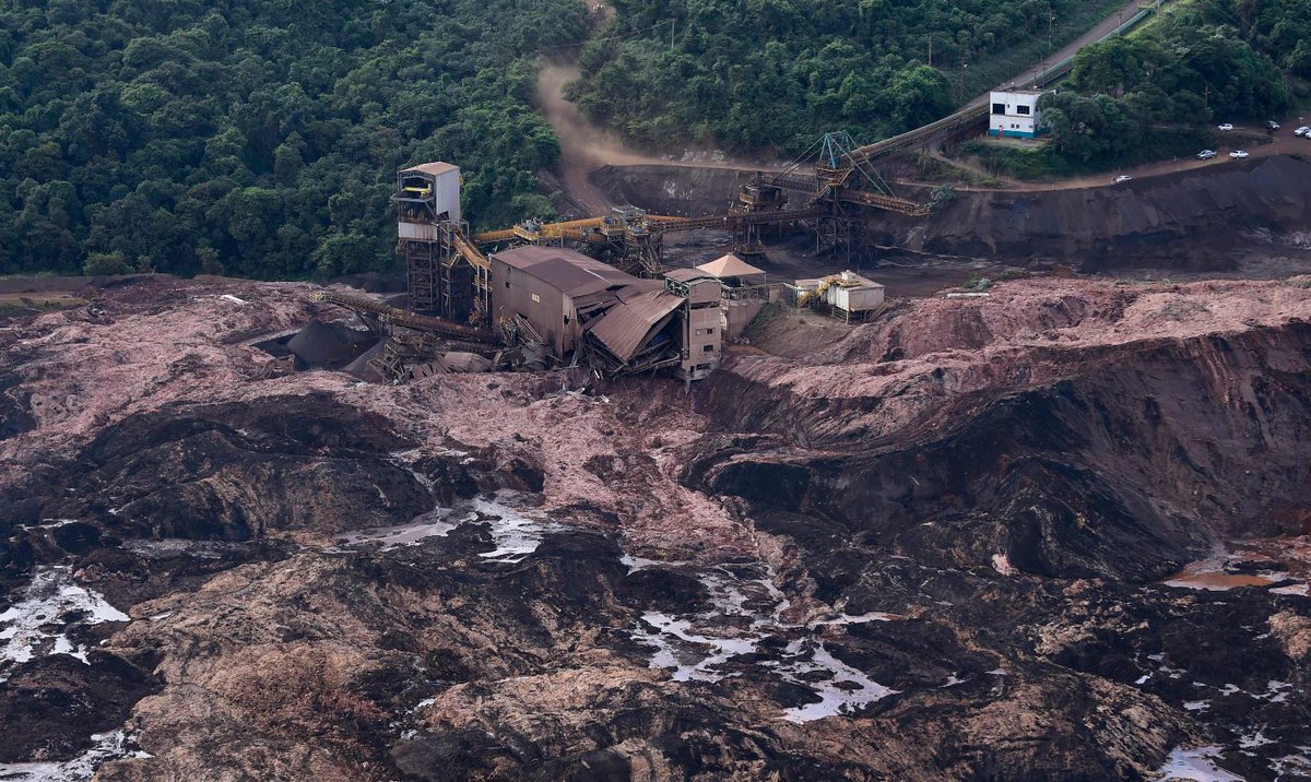 Buscan entre el lodo a cientos de desaparecidos en Brasil por desborde de una presa