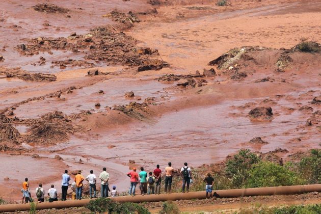 Buscan entre el lodo a cientos de desaparecidos en Brasil por desborde de una presa