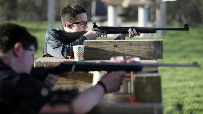 Estados Unidos ya no venderá armas a menores