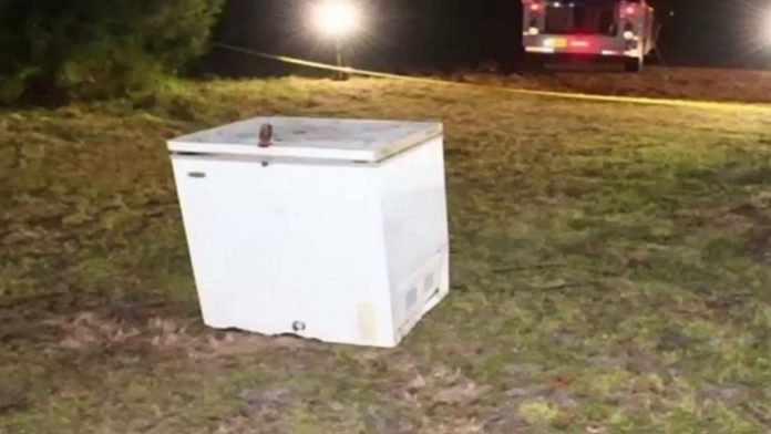 Hallan cadáveres de tres niños dentro de un congelador, aparentemente jugaban y no pudieron salir