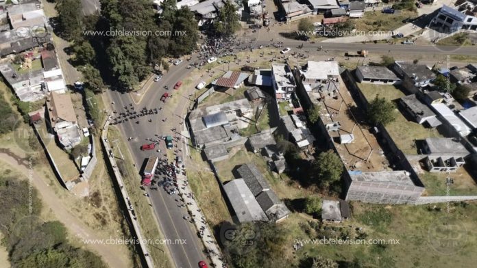 Habitantes de Opopeo realizan bloqueo carretero para exigir liberar a una persona