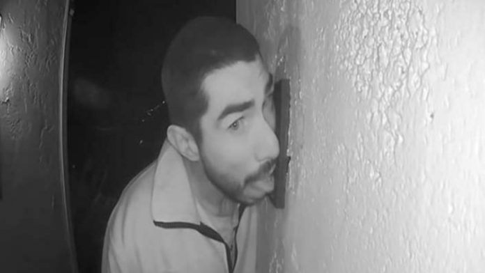 Policía busca a sujeto que pasó tres horas lamiendo un timbre
