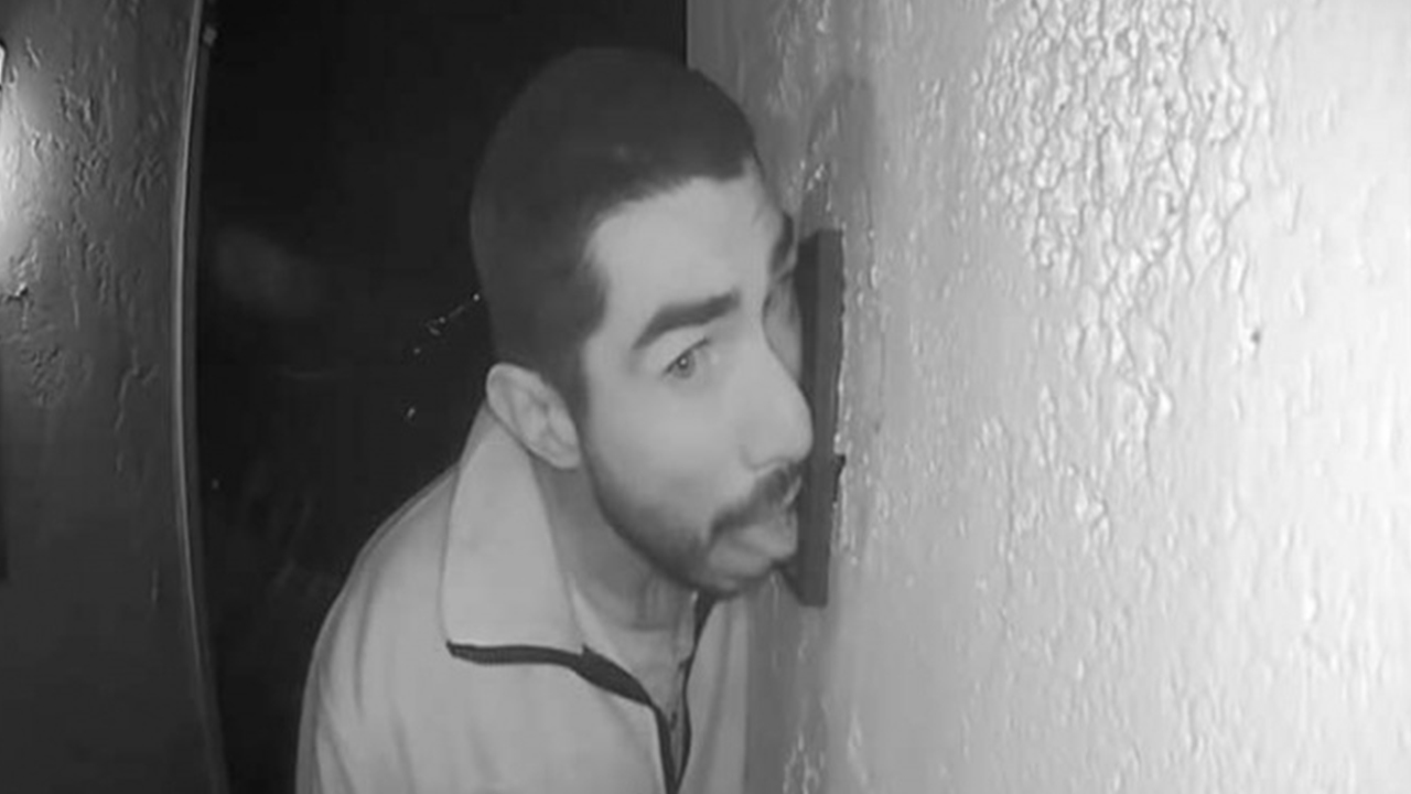 Policía busca a sujeto que pasó tres horas lamiendo un timbre Policía busca a sujeto que pasó tres horas lamiendo un timbre