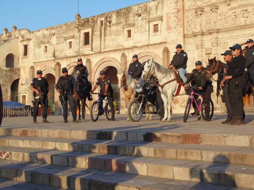 Por falta de gasolina policías de Yuriria vigilan usando caballos y bicicletas