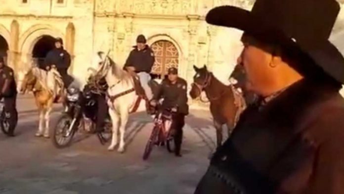 Por falta de gasolina policías de Yuriria vigilan usando caballos y bicicletas