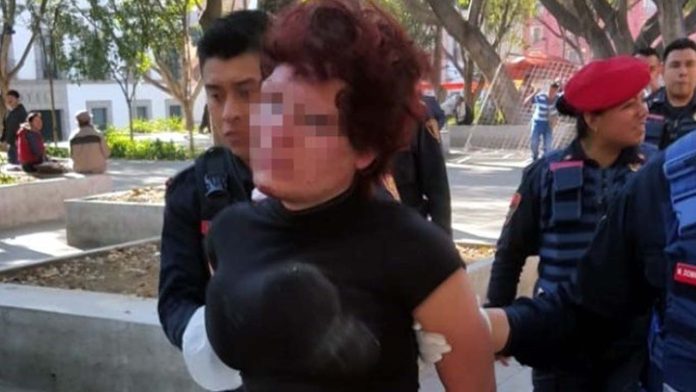 Hombre vestido de mujer agrede a policía por bajarlo del metro exclusivo para féminas