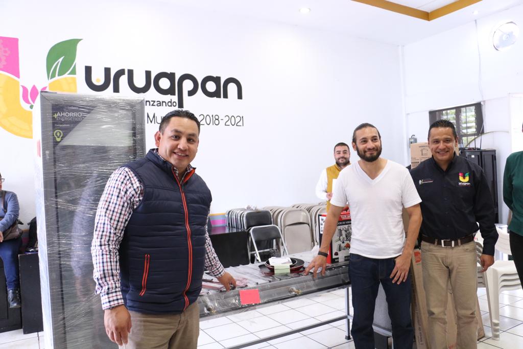 Víctor Manríquez entregó apoyos a migrantes que regresaron a Uruapan