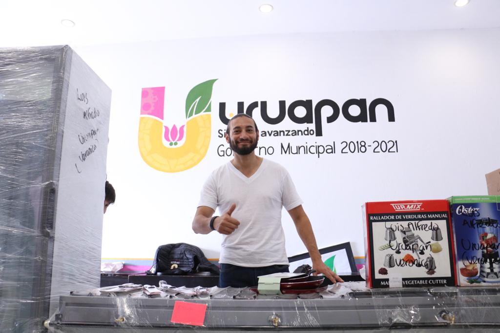 Víctor Manríquez entregó apoyos a migrantes que regresaron a Uruapan