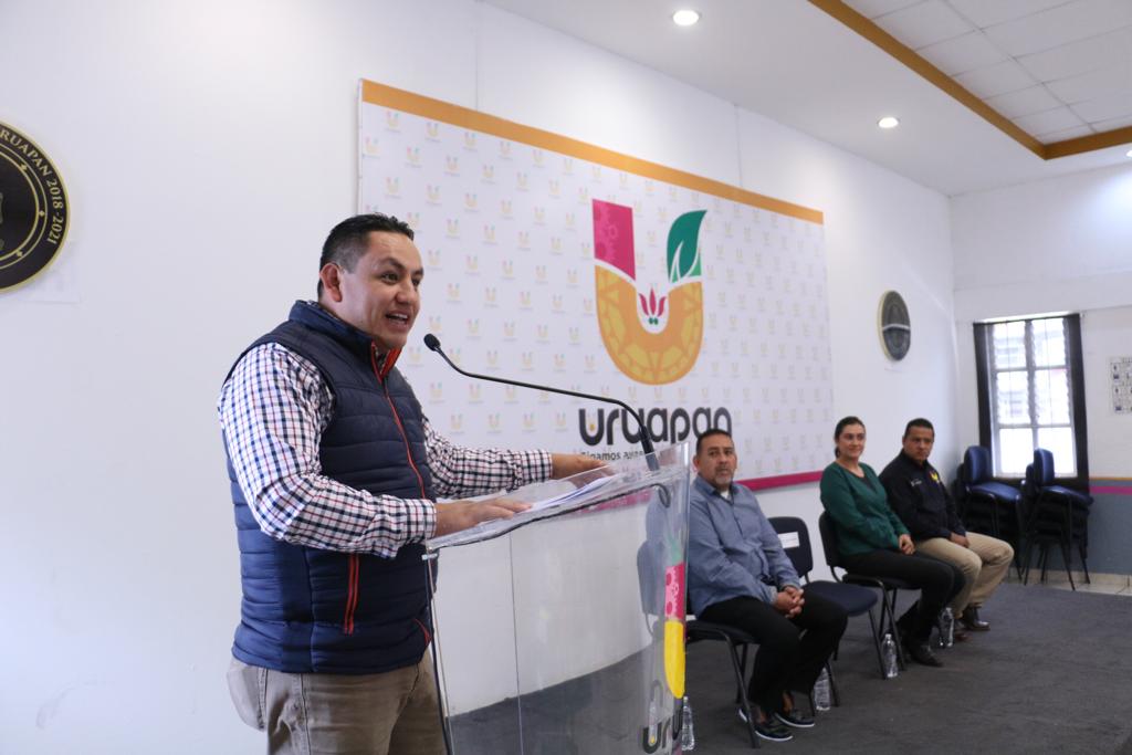 Víctor Manríquez entregó apoyos a migrantes que regresaron a Uruapan