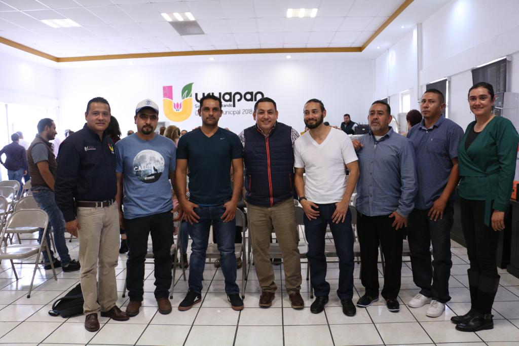 Víctor Manríquez entregó apoyos a migrantes que regresaron a Uruapan