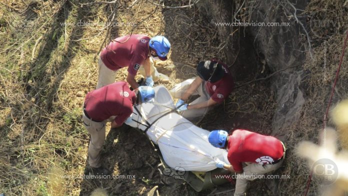 Localizan dos cuerpos sin vida al fondo de una Barranca
