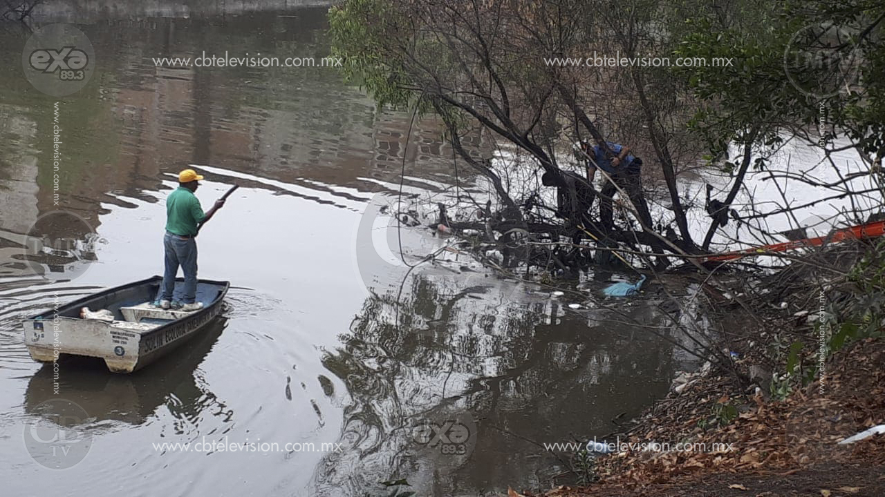 Frente a la vista de personas hombre muere ahogado en el Río Lerma