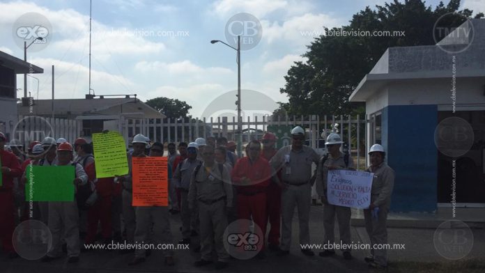 Empleados de la paraestatal PEMEX en Lázaro Cárdenas realizan paro de labores