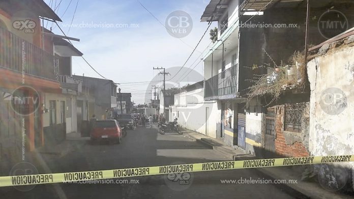 Entre la vida y la muerte se debate taxista baleado en Uruapan  