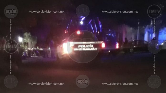 Muere joven al ser atacado a balazos en vivienda de Apatzingán