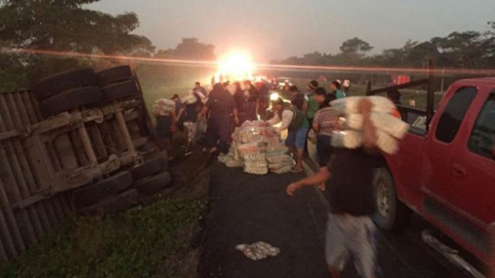 Vuelca tráiler de arroz en Tabasco, pobladores roban toda la mercancía