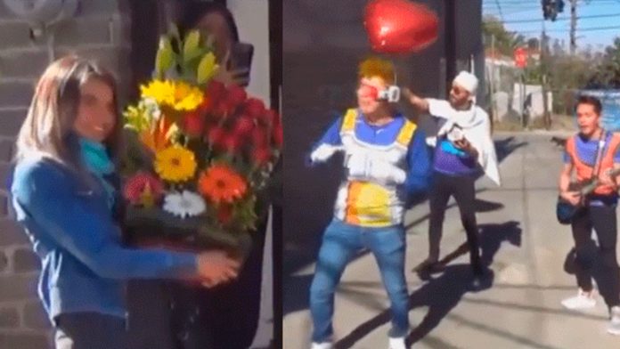 Video: Vestido de Vegeta y cantando, le pide que sea su novia