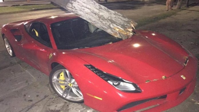 Choca en Guadalajara y abandona su Ferrari de 7 millones de pesos