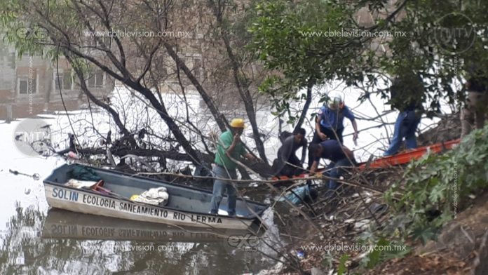 Frente a la vista de personas hombre muere ahogado en el Río Lerma