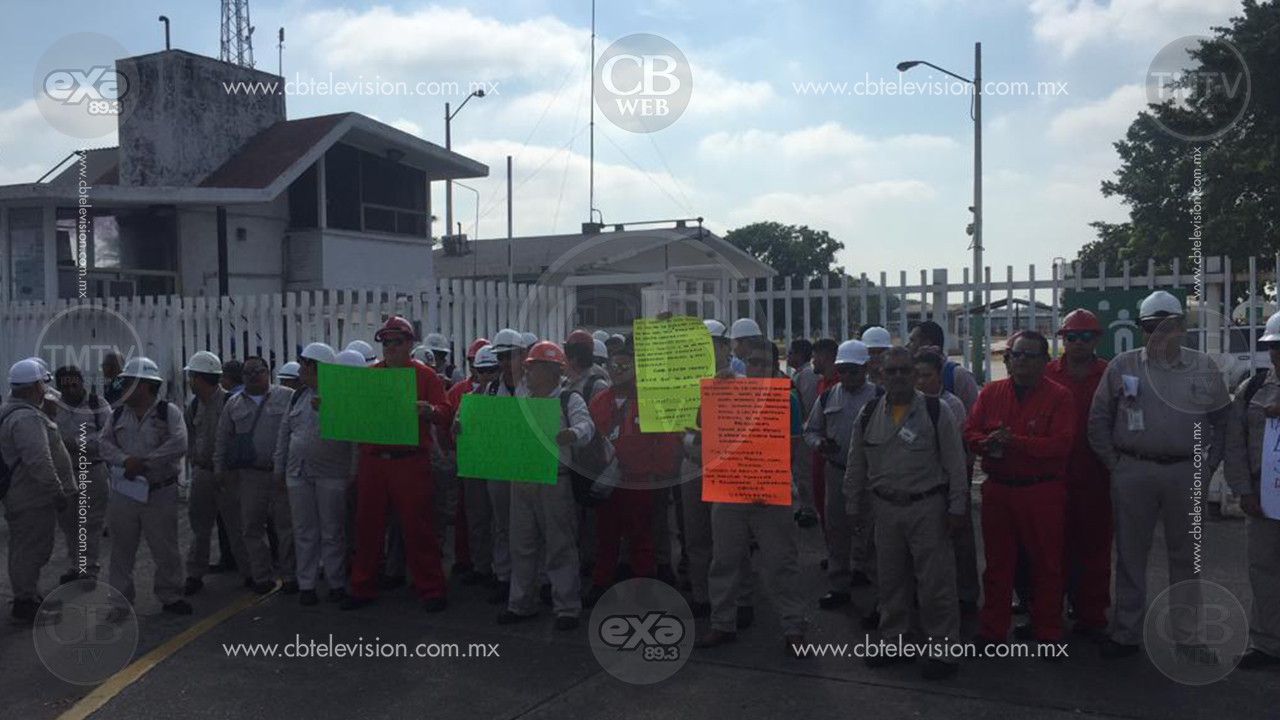 Empleados de la paraestatal PEMEX en Lázaro Cárdenas realizan paro de labores